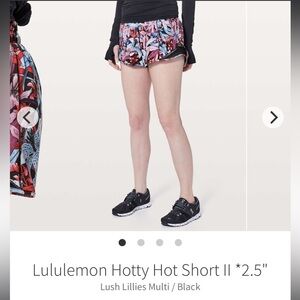 Lululemon Hotty Hot Short 2.5” lush Lillies multi Size 6 reg